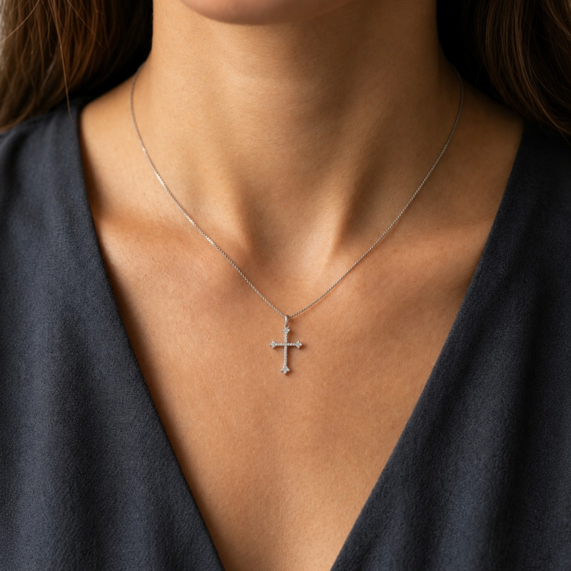 Pendentif Croix Fin en Or Blanc 375 & Diamants de Synthèse 0,23 ct - Lumiosa