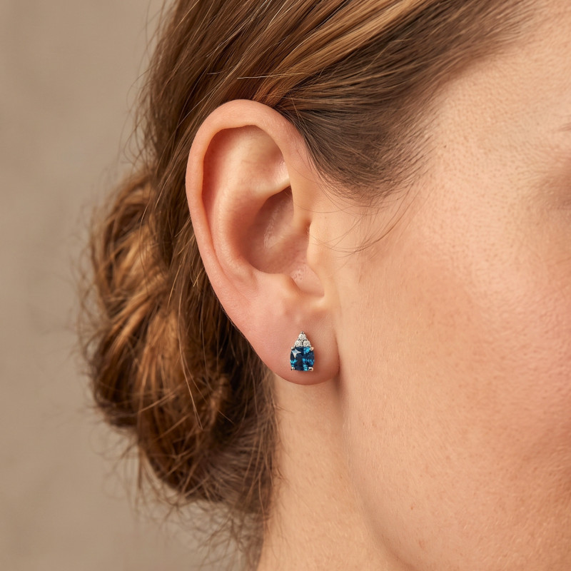 Boucles d'Oreilles en Or Blanc 750 & Topaze London Blue et Diamants de Synthèse 2 x 0,05 ct - Aurora