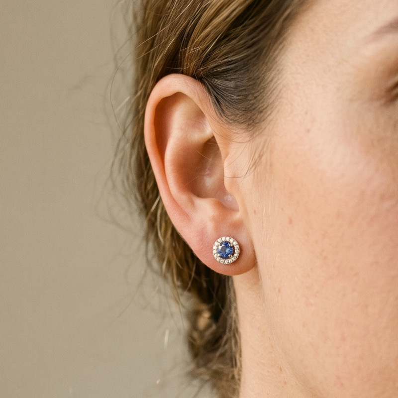 Boucles d'Oreilles Puces Saphirs de Ceylan & Diamants 2 x 0,10 ct en Or Blanc 750 - Aurora